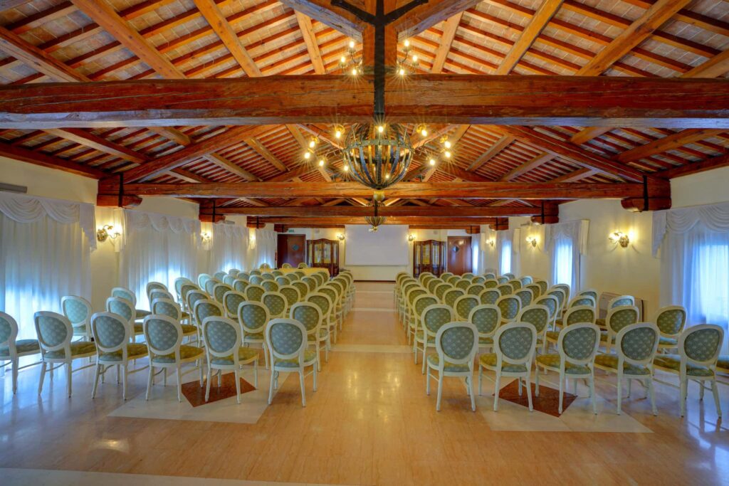 sala con travi in legno per conferenze