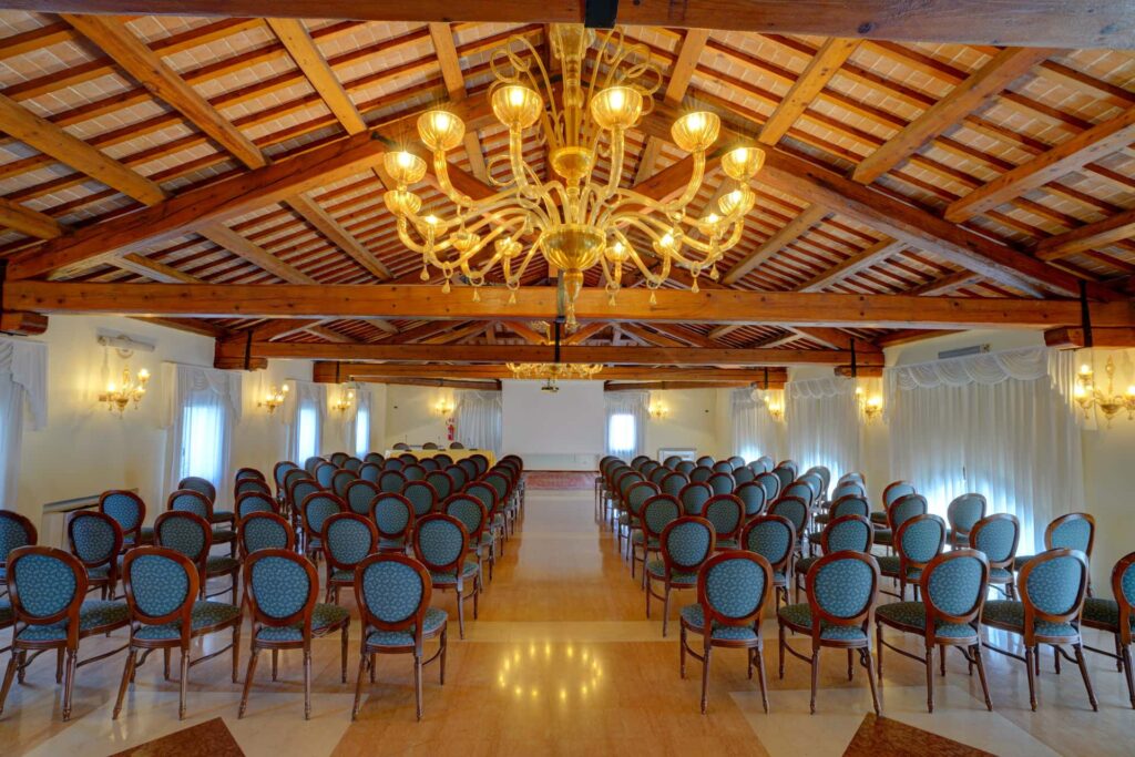 sala con travi in legno per conferenze